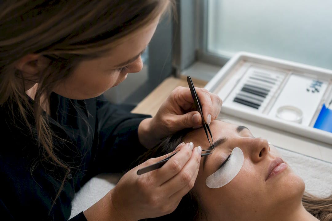 Budget $80–$250/Month: Lash Extensions Cost and Artist Checklist